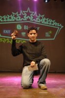 Adam Bouhadma, blogueur, avec son prix (récompense) dans le Maroc Blog Awards 2008